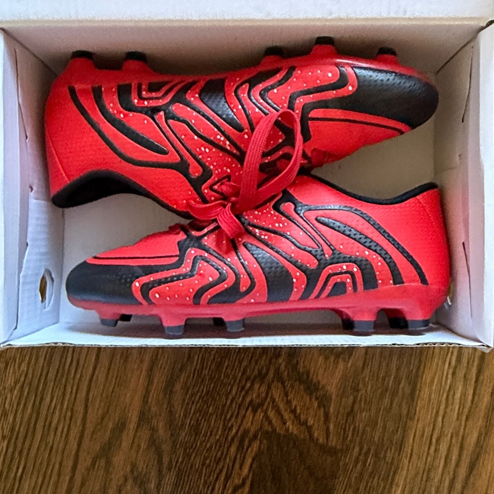 NWT DREAM PAIRS Boys Girls Soccer Cleats Firm Cleats Sport Athletic Outdoor SZ 4